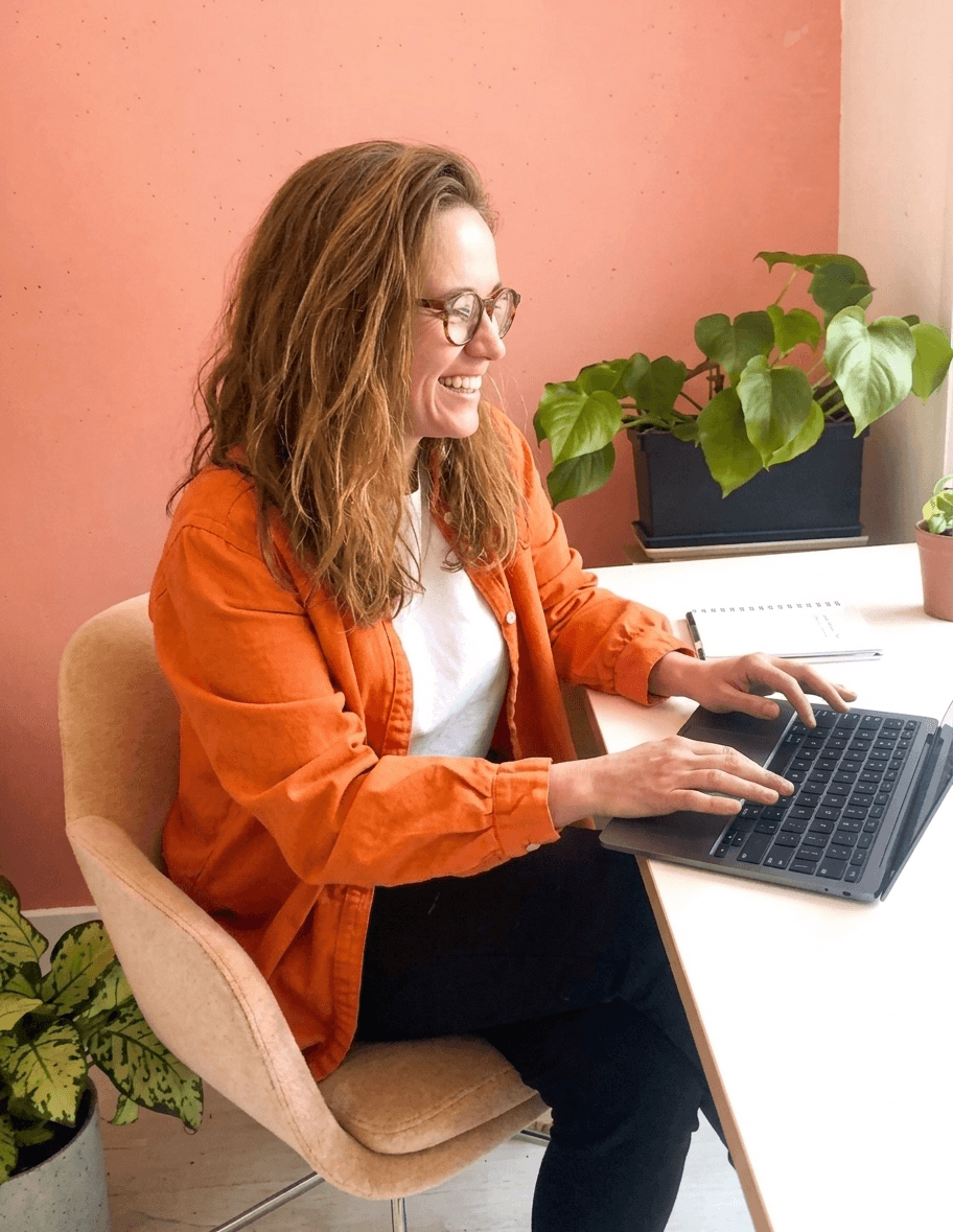 Laura Morin en train de travailler sur une stratégie SEO locale pour un client en Vendée